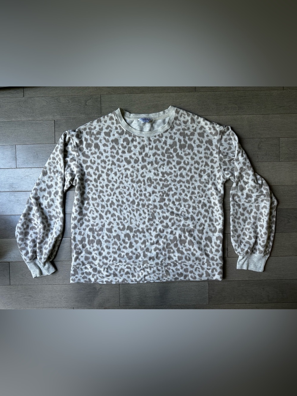 Women’s Danskin Gray Cheetah Leopard Print Crest Neck Long Sleeve Sweatshirt Med